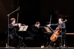&copy; Kaupo Kikkas -  Apgrūtinošs skatuves apgaismojums Vivo Piano Trio